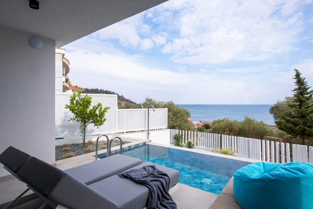 DELUXE SUITES WITH PRIVATE POOL