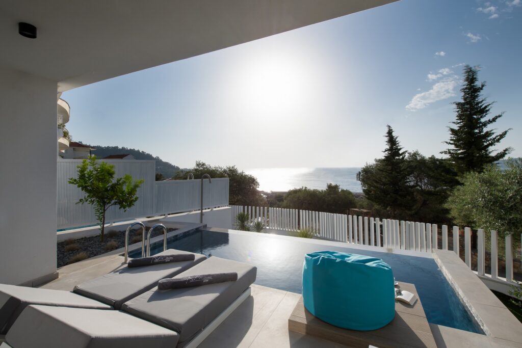 DELUXE SUITES WITH PRIVATE POOL